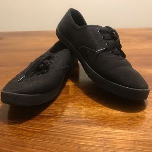 Basic black van styled shoes